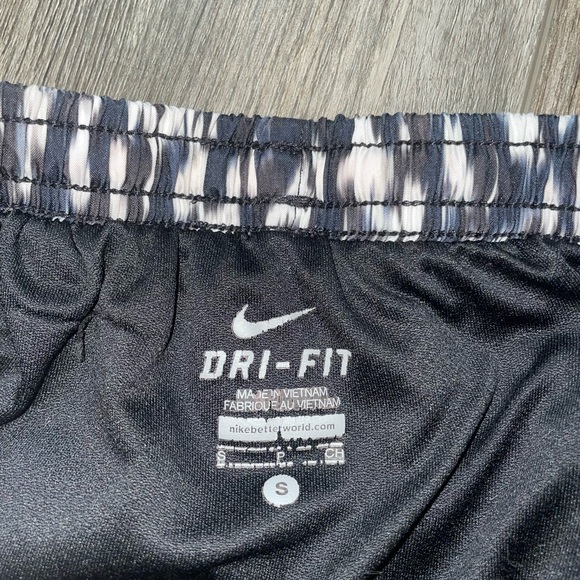 women’s black nike athletic shorts - Picture 4 of 4